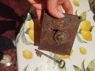 Cerrojo antiguo con llave