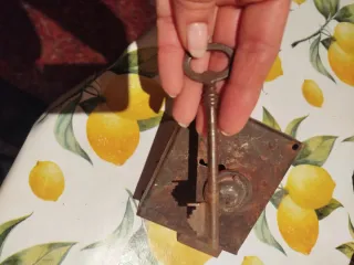 Cerrojo antiguo con llave