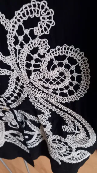 Blusa negra con bordado blanco