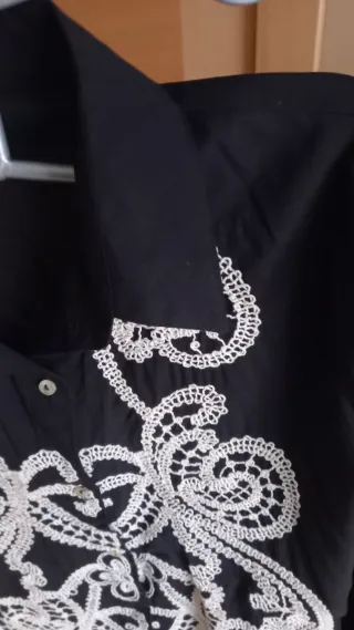 Blusa negra con bordado blanco