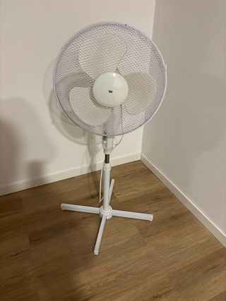 Ventilador de pie blanco