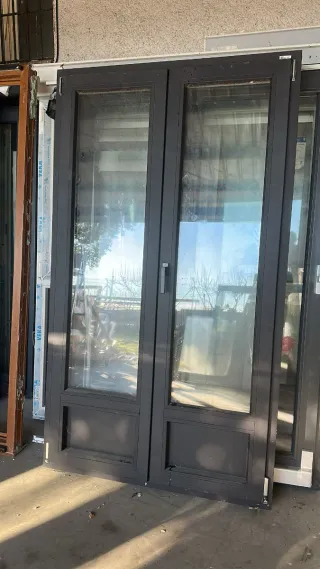 Puertas Dobles de PVC color negro