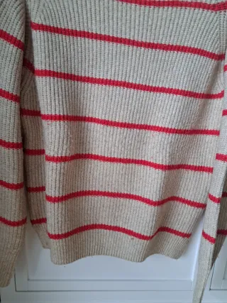 Jersey de punto beige con rayas rojas