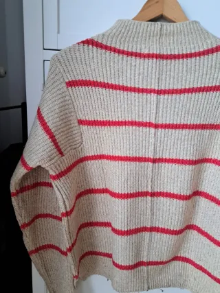 Jersey de punto beige con rayas rojas