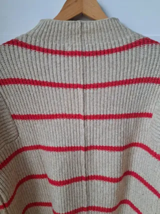 Jersey de punto beige con rayas rojas