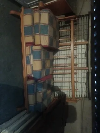 Sillón de madera con cojines