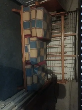 Sillón de madera con cojines