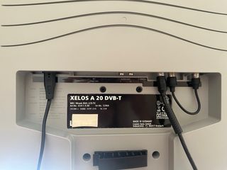 Televisor Loewe con soporte de pie