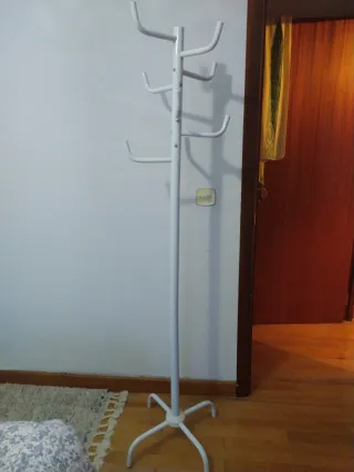 Perchero de pie blanco