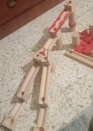 Circuito de canicas de madera