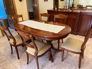 Mesa de comedor de madera con sillas