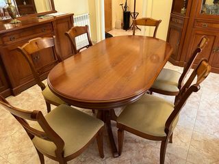 Mesa de comedor de madera con sillas