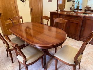 Mesa de comedor de madera con sillas