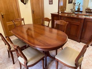 Mesa de comedor de madera con sillas
