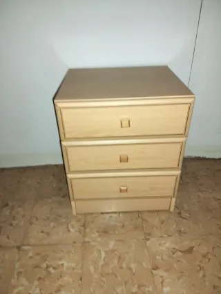 Mesita de noche de madera