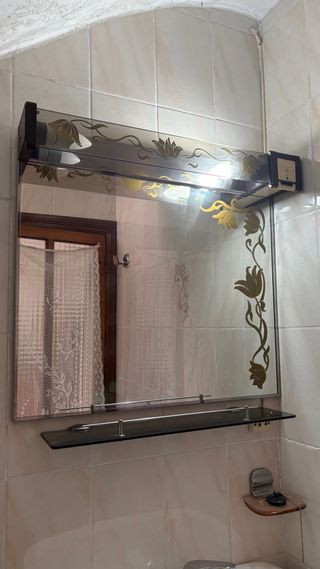 Espejo de baño vintage con detalles dorados