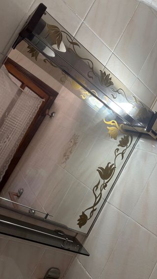 Espejo de baño vintage con detalles dorados