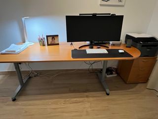 Mesa de estudio y cajonera de madera y metal