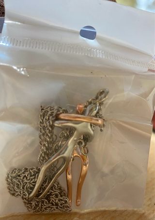 Colgante pareja abrazado con cadena