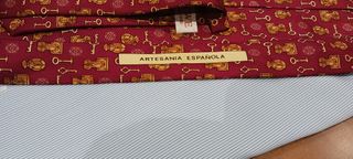 CORBATA LOEWE, SEDA NATURAL, COLOR BURDEOS.