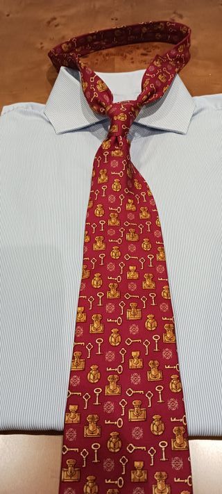 CORBATA LOEWE, SEDA NATURAL, COLOR BURDEOS.