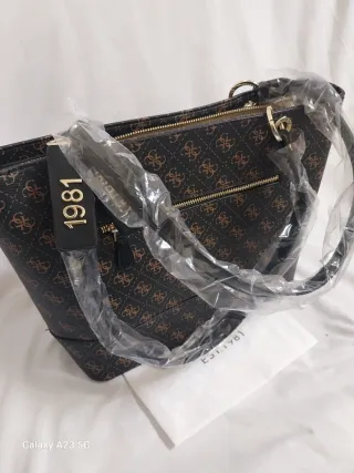 Bolso Guess Marrón y Dorado