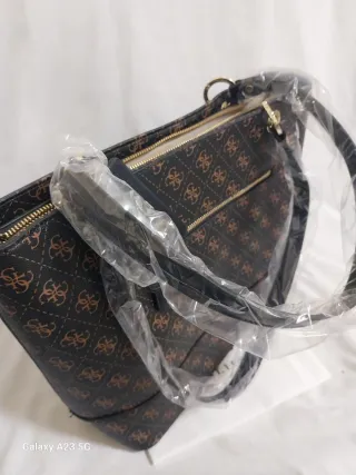 Bolso Guess Marrón y Dorado