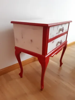 Mesilla de noche vintage roja y blanca