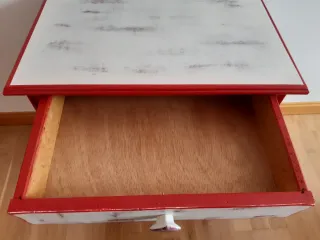 Mesilla de noche vintage roja y blanca