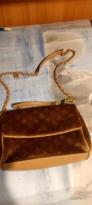 Borsa Guess velluto marrone e oro