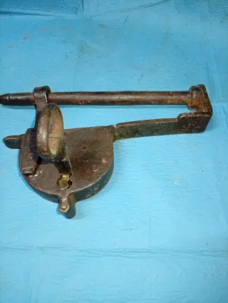 Antiguo candado de hierro con llave