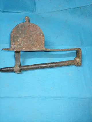 Antiguo candado de hierro con llave