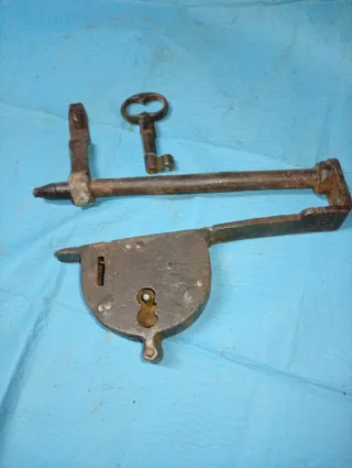 Antiguo candado de hierro con llave