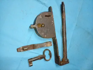 Antiguo candado de hierro con llave