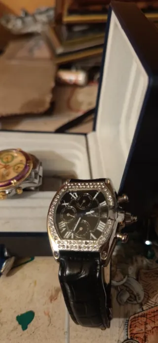 Orologio da polso con quadrante nero e cristalli