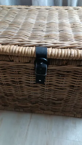 Baúl de mimbre con cierre