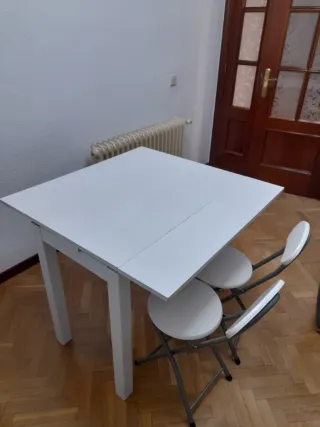 Mesa expacible  y 2 Sillas Plegables