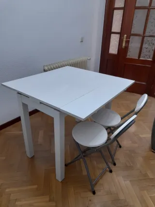 Mesa expacible  y 2 Sillas Plegables