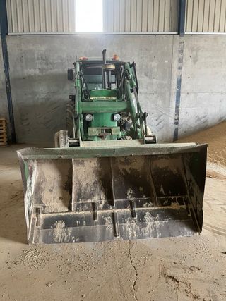 Tractor John Deere 3140 con pala