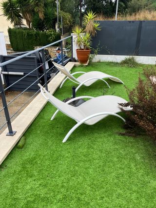 Hamacas de tela y metal beige y blanco