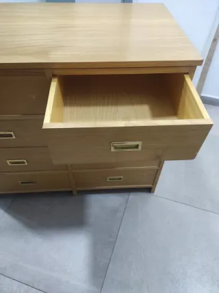 Cajonera de madera con tiradores dorados