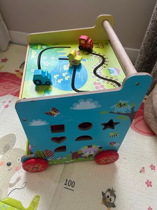 Correpasillos de madera con actividades