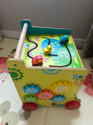 Correpasillos de madera con actividades