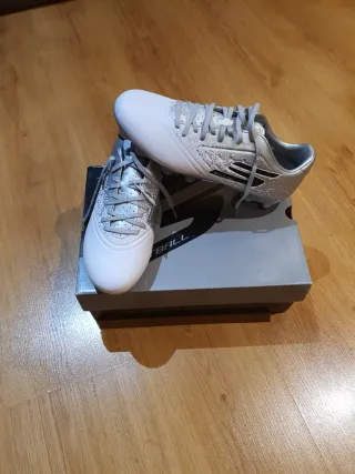 Botas de fútbol Skechers plateadas/blancas