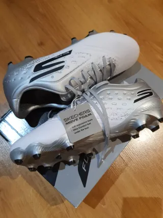 Botas de fútbol Skechers plateadas/blancas