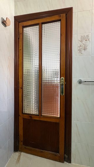 Puerta madera con cristal