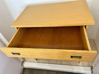 Cajonera de madera con tiradores metálicos