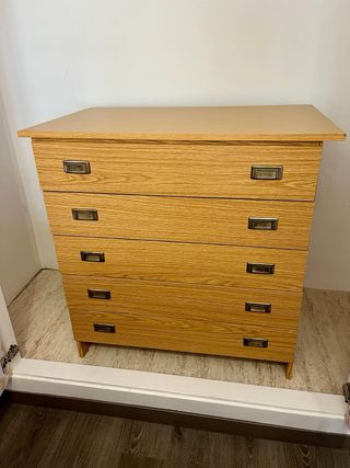 Cajonera de madera con tiradores metálicos