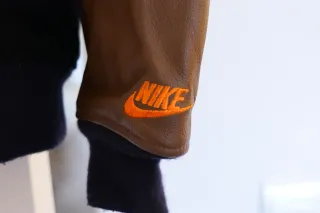 Caçadora Bomber Nike Negra i Marró Talla M