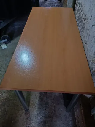 Mesa de madera y metal